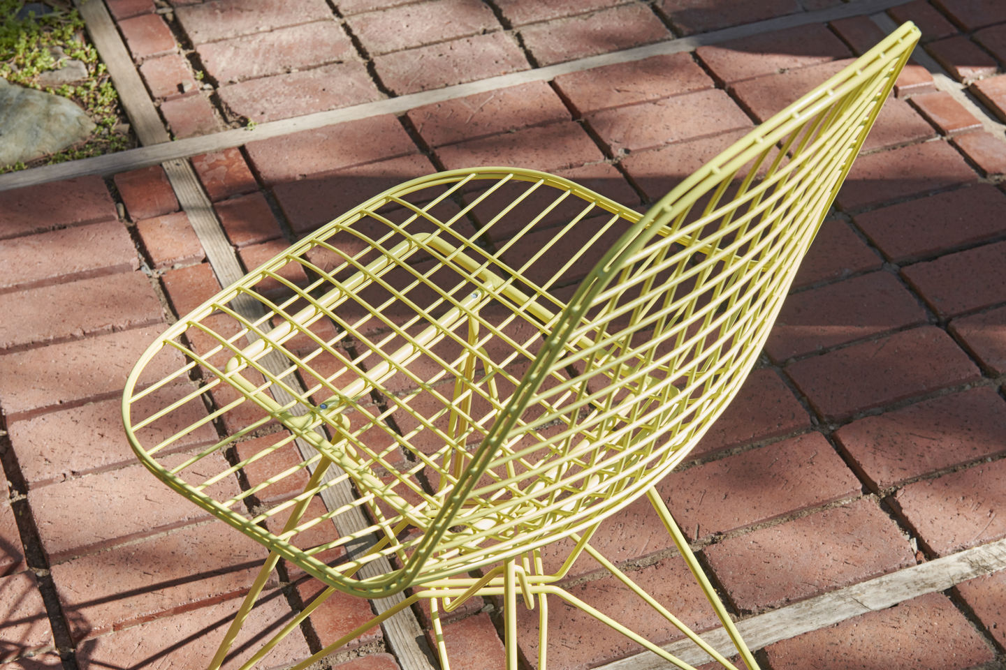 6924163 Eames Wire Chair DKR Citron V Fullbleed 1440x