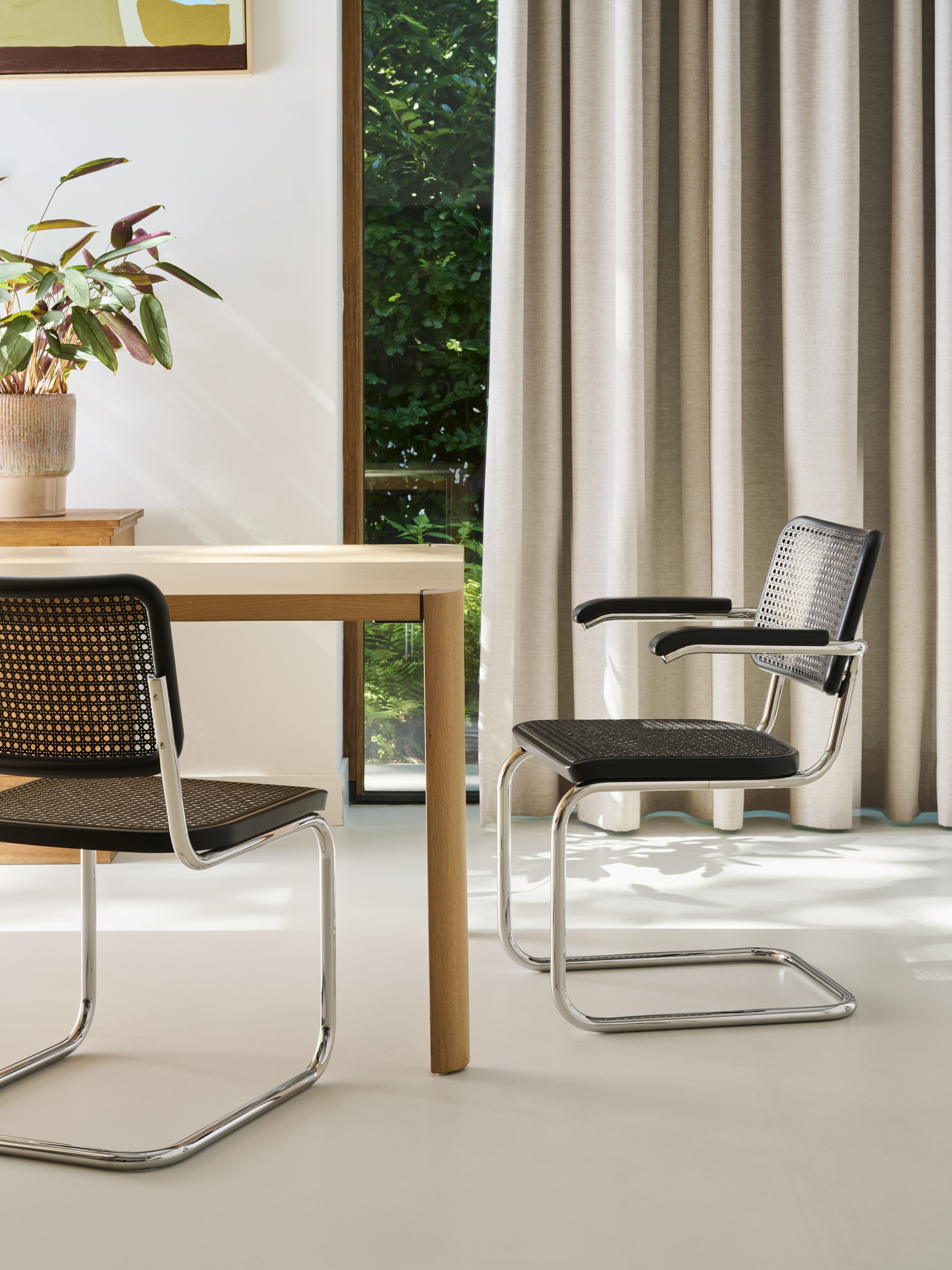 Thonet Stühle S 64 V und S 32 V in Dark Melange mit Eichentisch