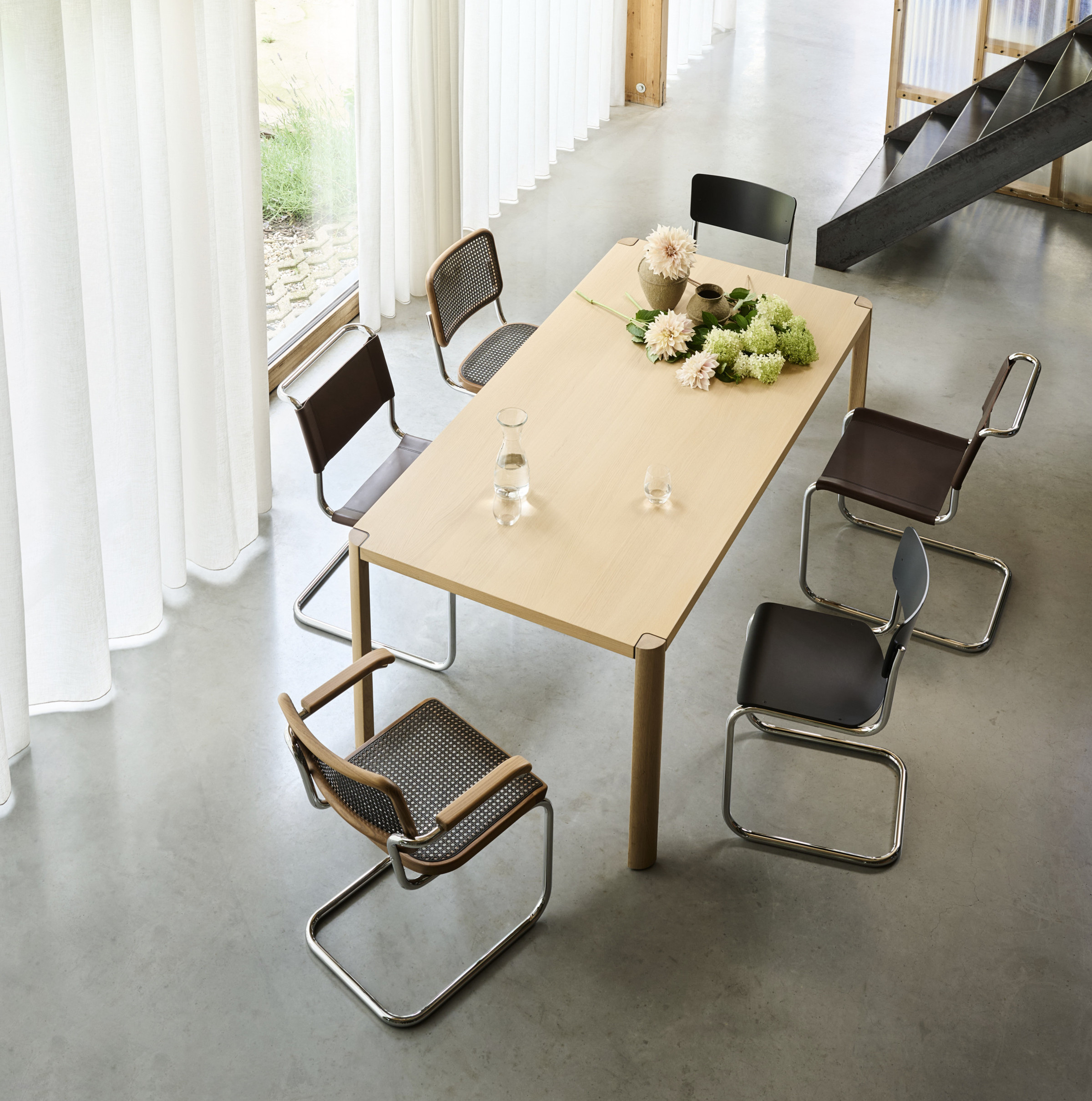 Stühle von Thonet in Nuss und Schokobraun mit Eichentisch, Angebot