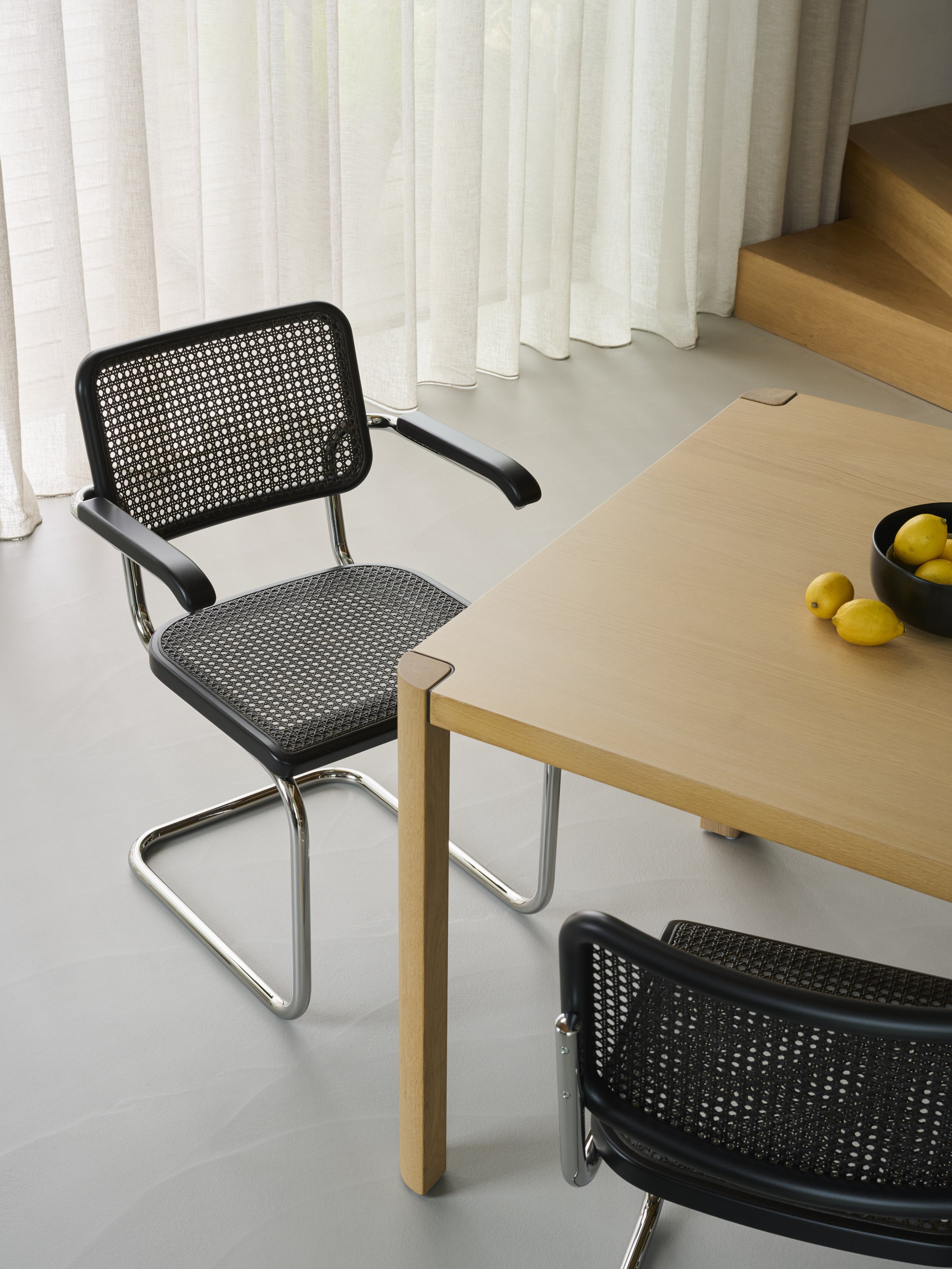 Thonet Stuhl S 64 V in Dark Melange mit Eichentisch
