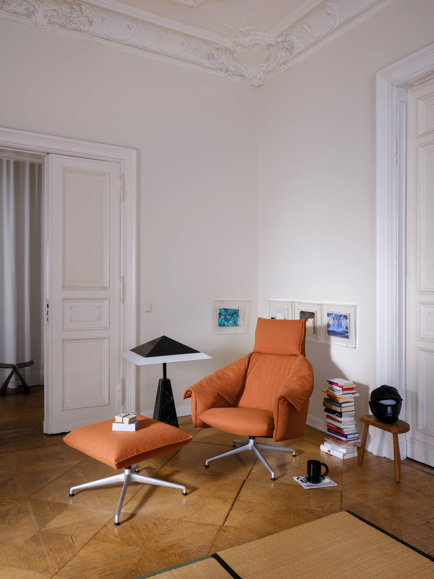 Bascule Sessel von Vitra mit hoher Lehne in Orange